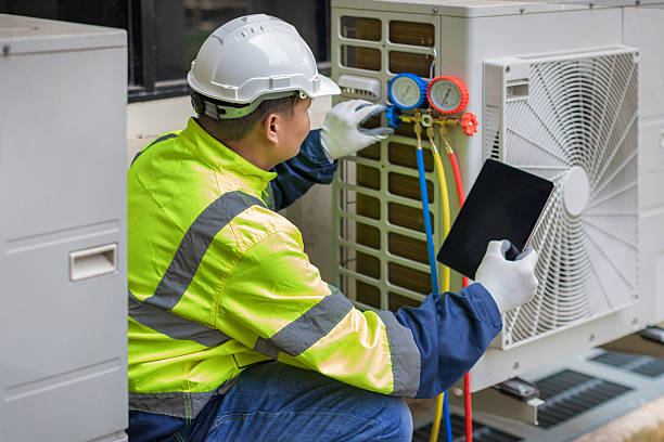 Professional Hvac technician working in Farmersville, IL